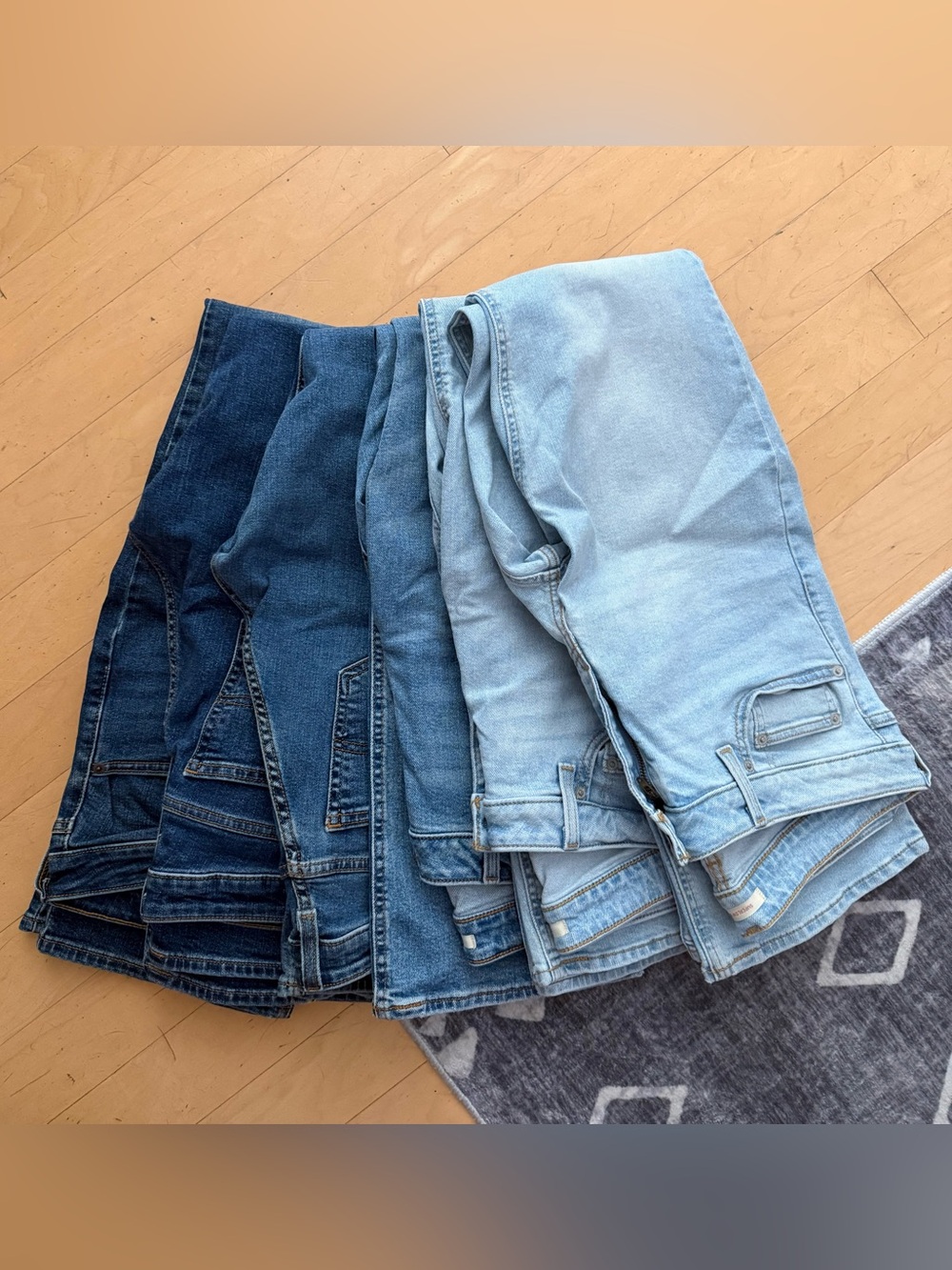 Levi’s- Stack of Denim Jeans in Light to Dark Blue